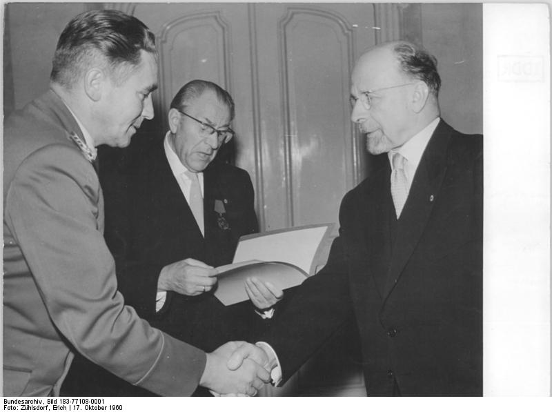 File:Bundesarchiv Bild 183-77108-0001, Berlin, Vereidigung Heinz Hoffmann.jpg