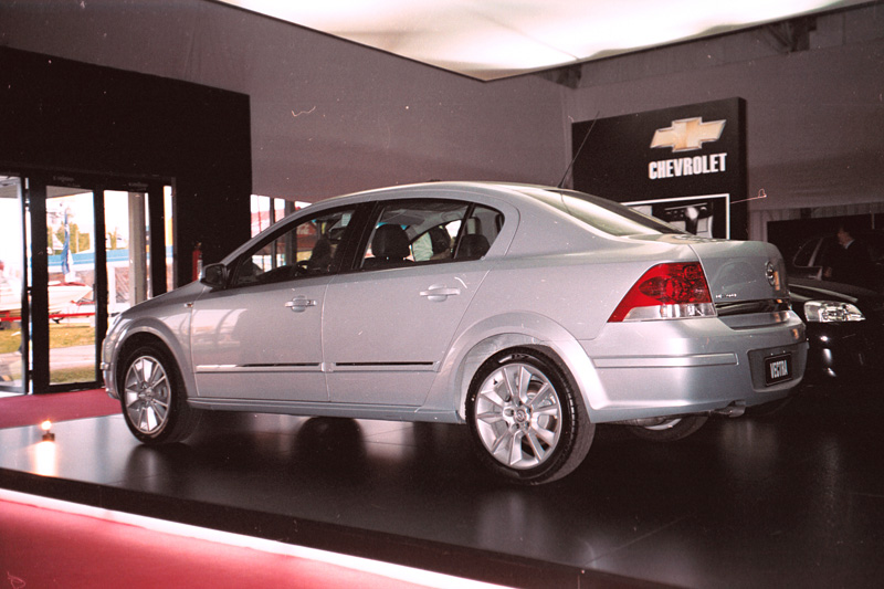 File:Chevrolet Vectra Sedan - 2006 Montevideo Motor Show.jpg