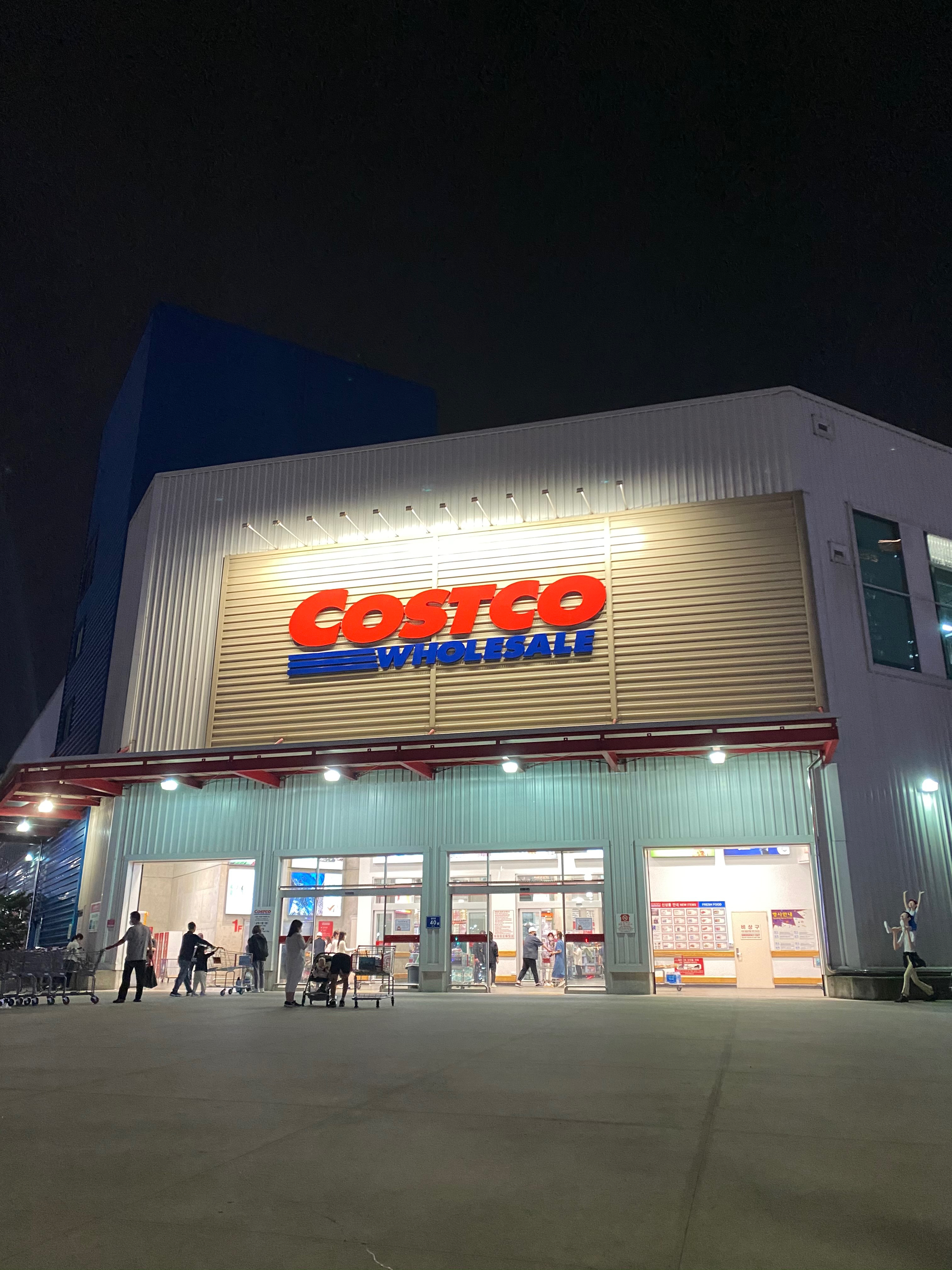 https://upload.wikimedia.org/wikipedia/commons/9/96/Costco_supermarket.jpg