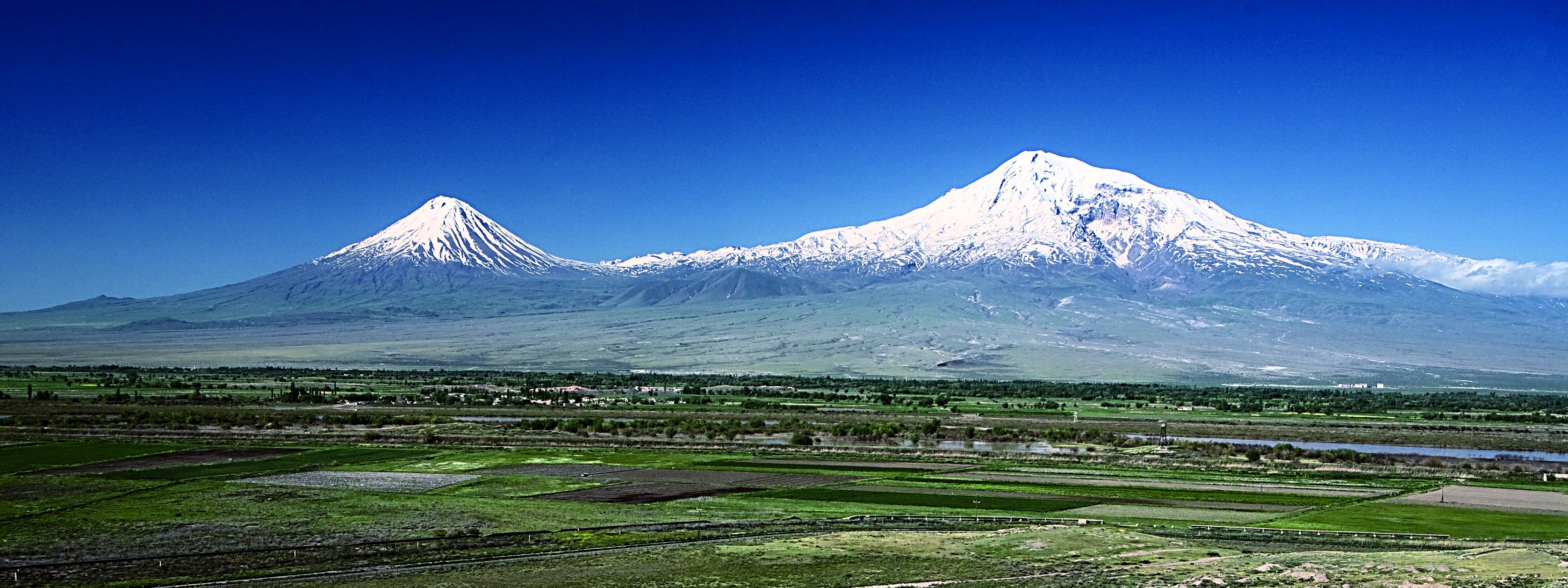 https://upload.wikimedia.org/wikipedia/commons/9/96/Double_Peaked_Ararat%2C_Cropped_2.jpg