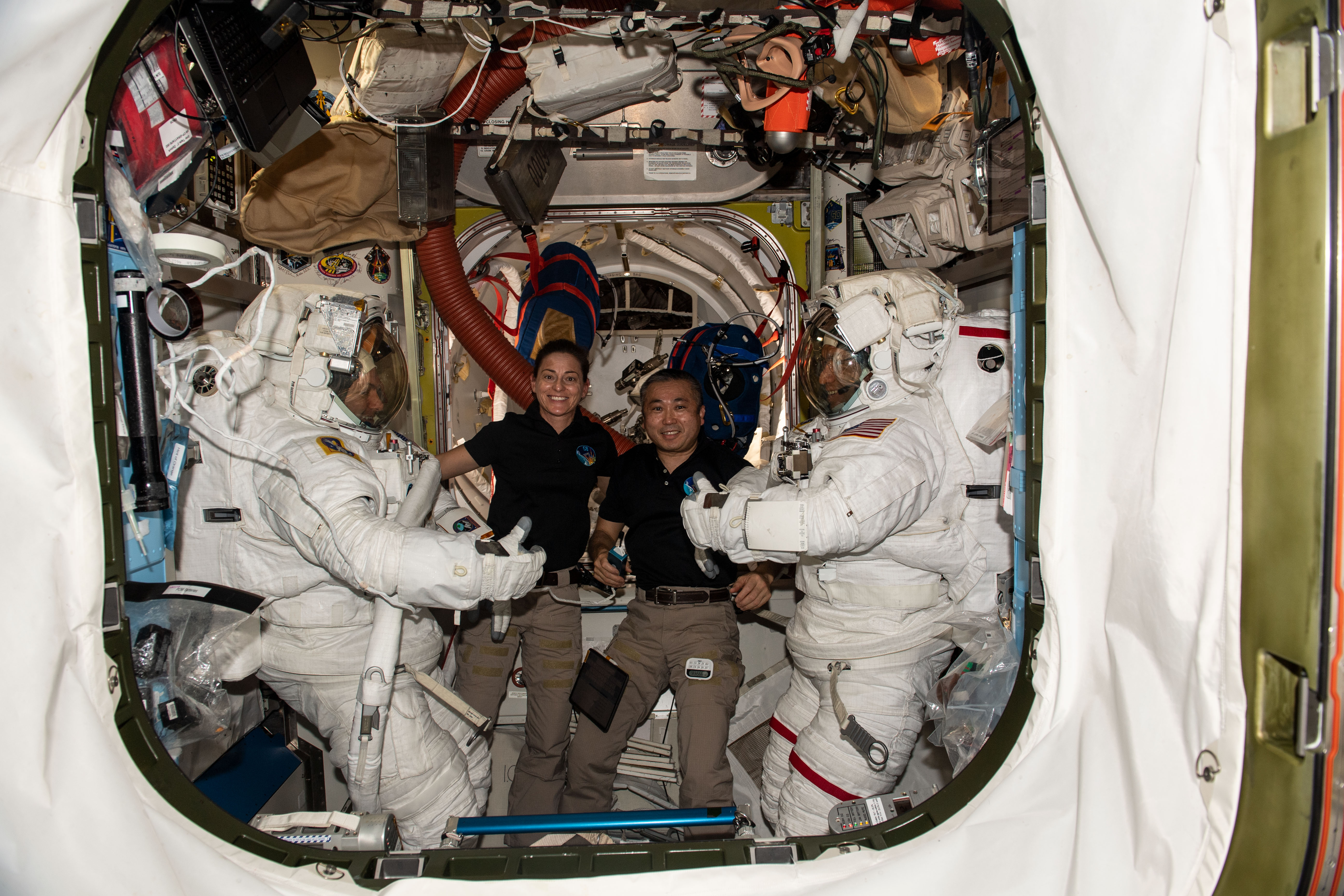 Почему умирают космонавты. ISS 68. Expedition 70 NASA. Космическая станция, взрыв, Планета, космонавты, свечение. ISS 68 Flickr.