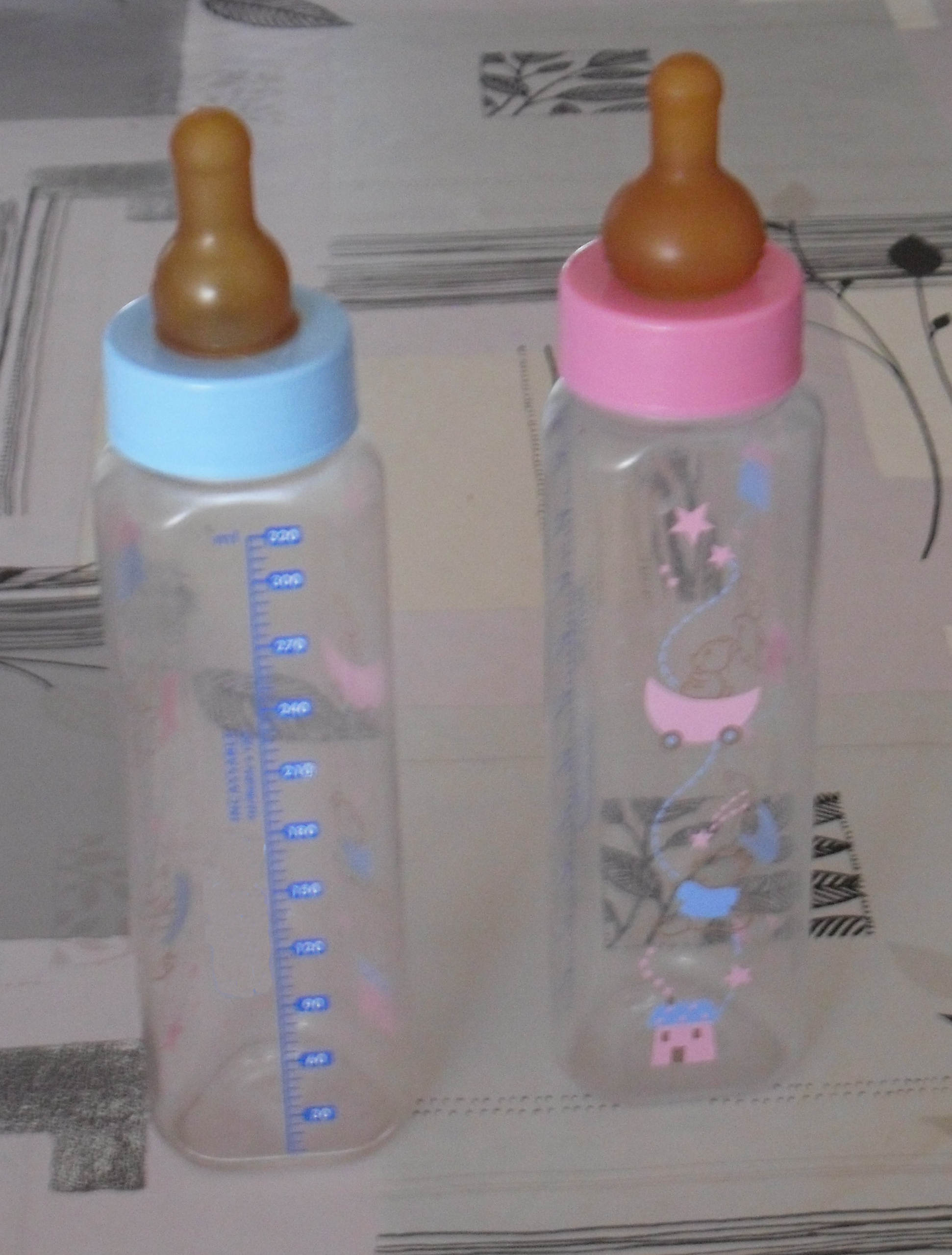 datant des bouteilles de lait maternel