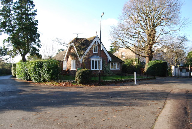 File:Gate house at the entrance to Camden Park - geograph.org.uk - 1070524.jpg