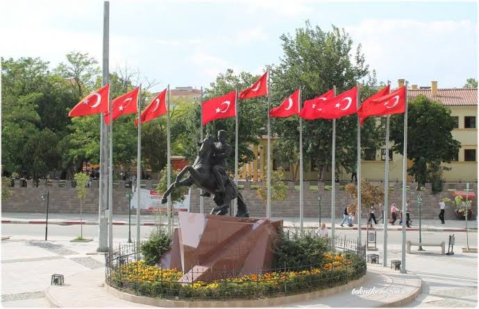 File:Hüseyin Gezer - Ankara Polatlı Atatürk Anıtı.jpg