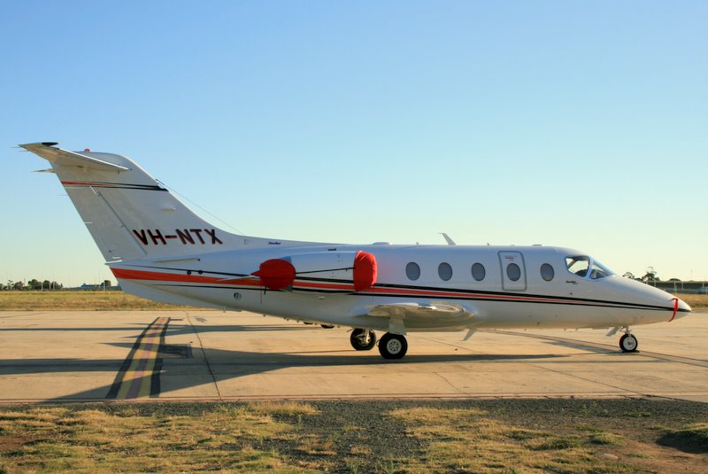 File:Hawker Beechcraft 400XP (VH-NTX) at Essendon Airport.jpg