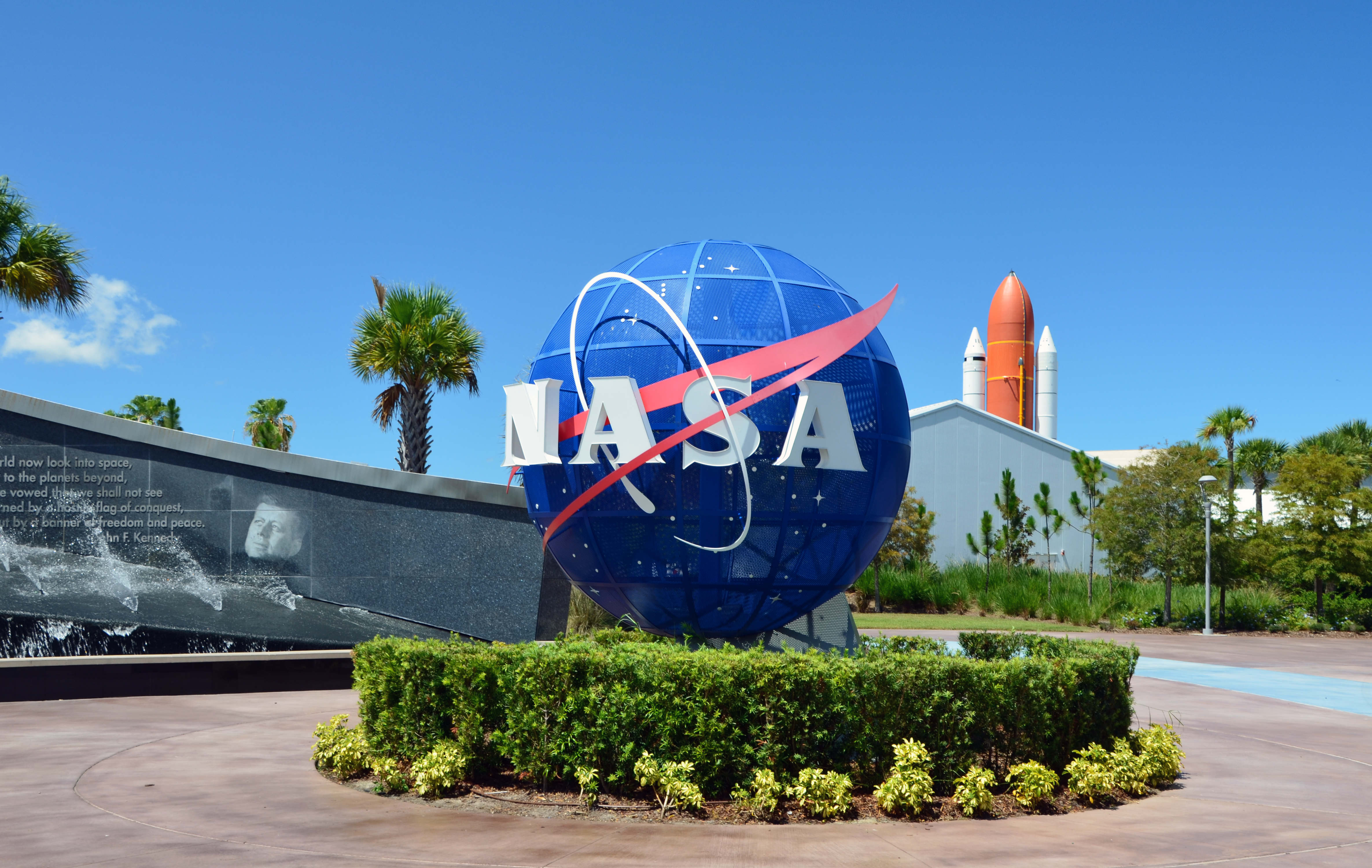 File:Kennedy Space Center Visitor Complex.jpg - Wikimedia Commons