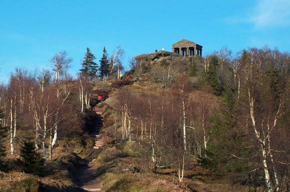 File:La montée vers le temple du Donon.jpg