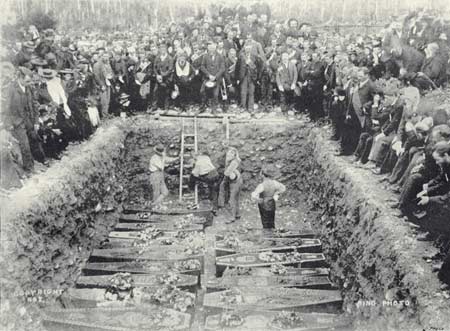 File:Mass grave at Stillwater for Brunner Mine disaster victimes.jpg