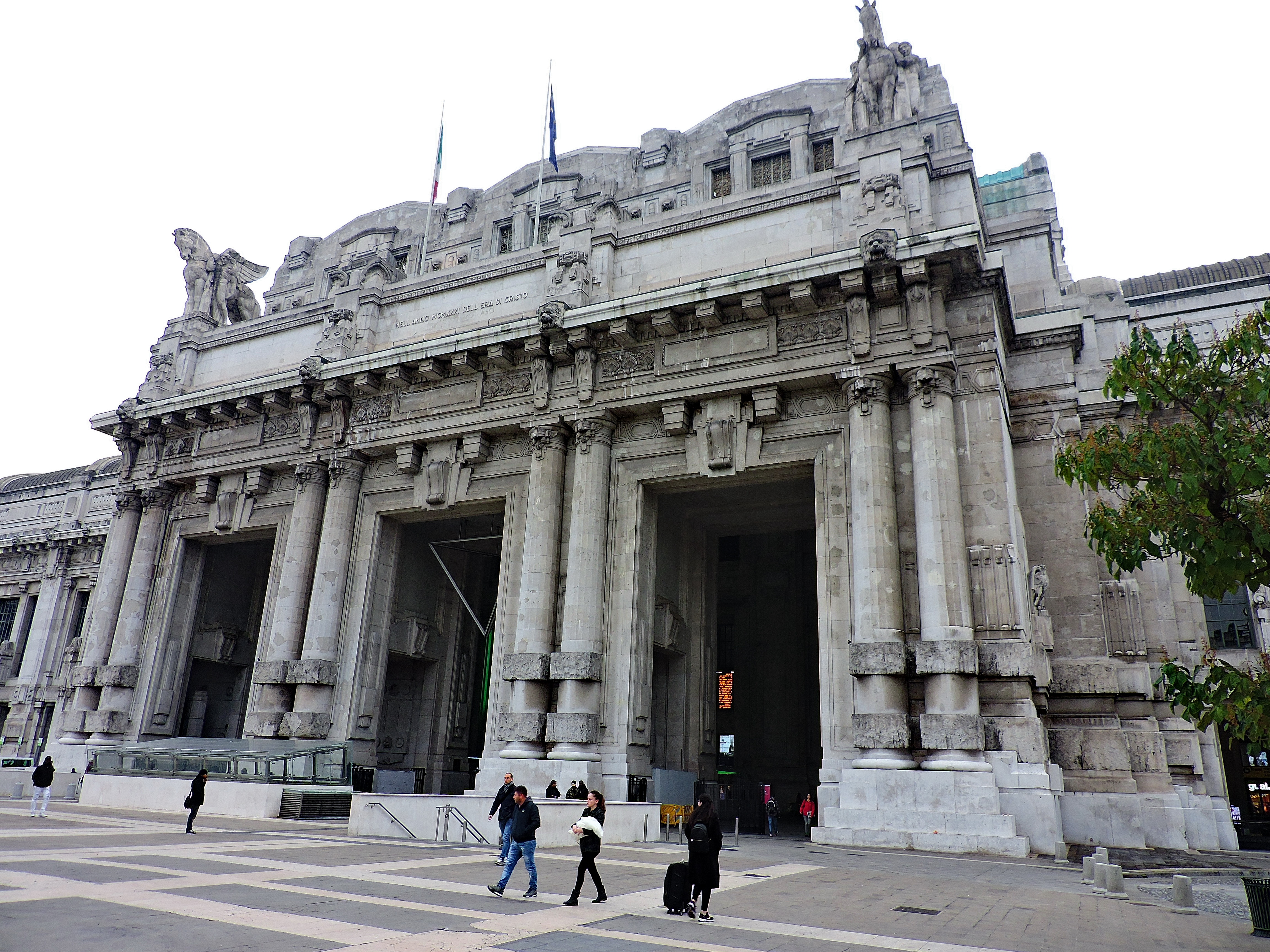 Milano centrale. Железнодорожный вокзал Милано Чентрале.