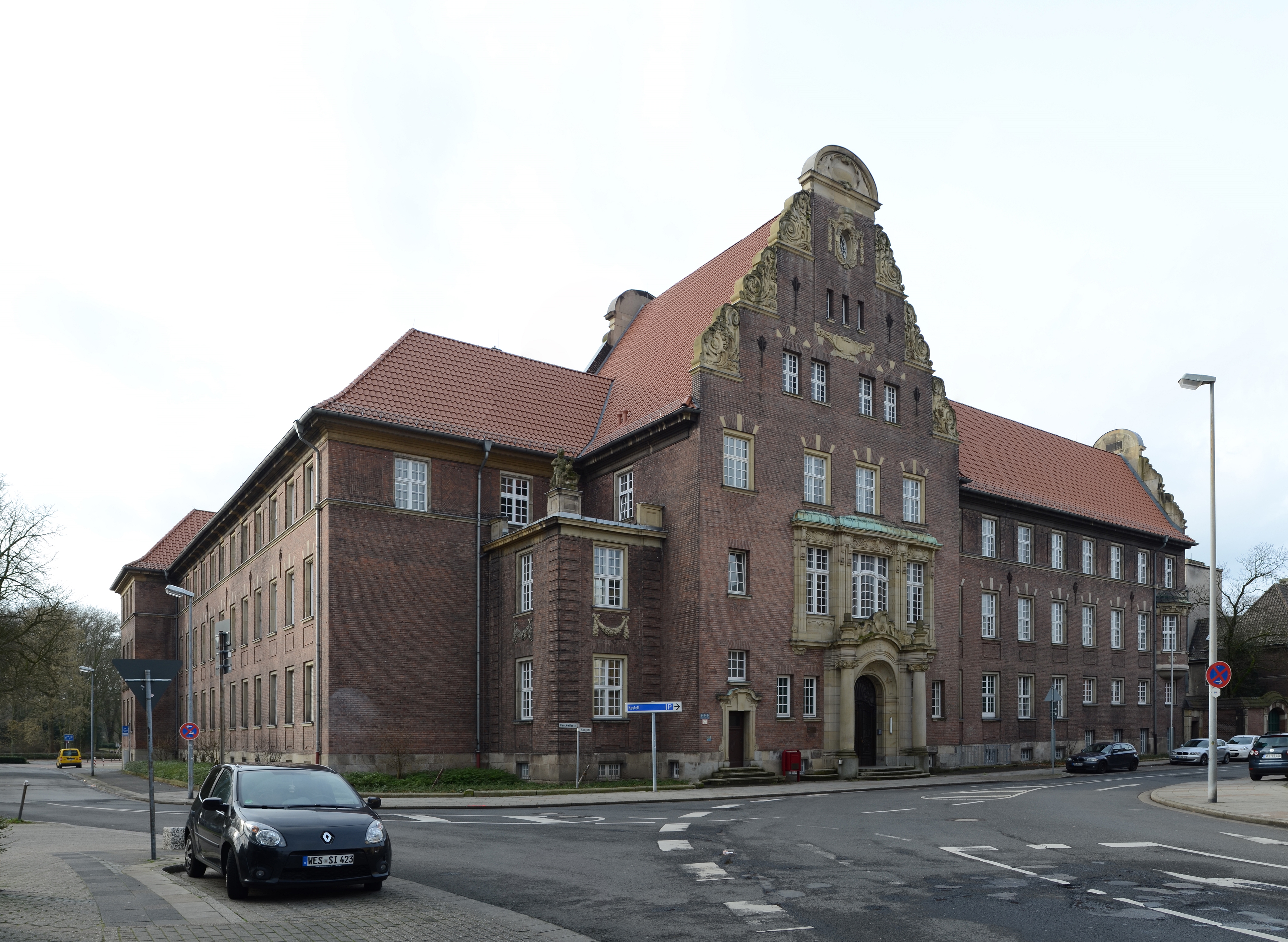 Moers (North Rhine-Westphalia, Germany) – local courthouse – panoramic view