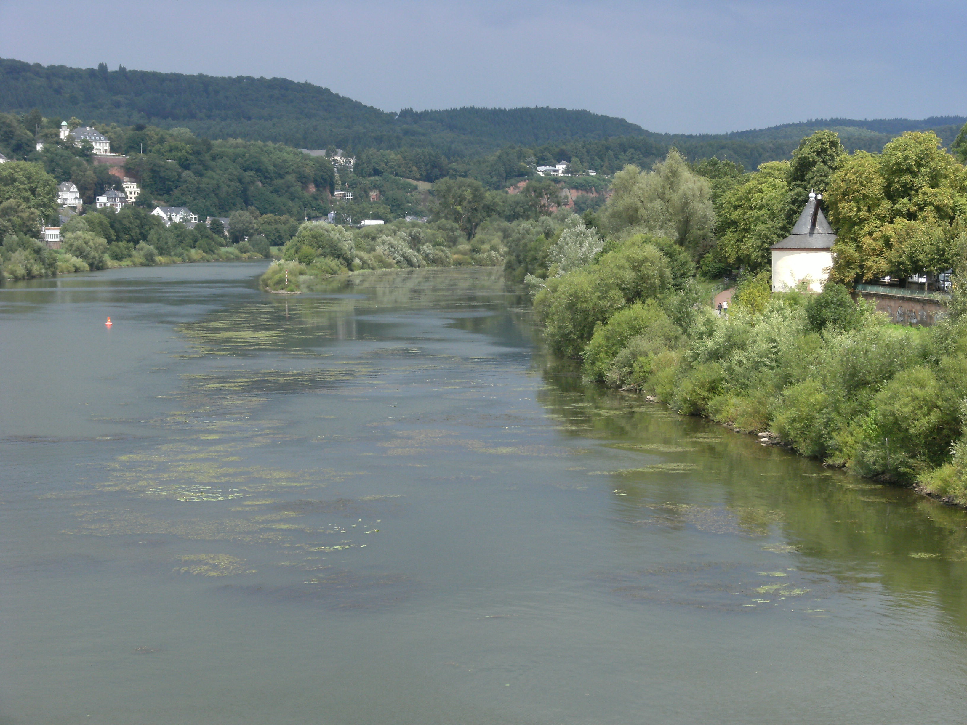 Река мозель приток. Трир река Мозырь. Э река чембарпечовка. Аню реки э. Moselle River loop.