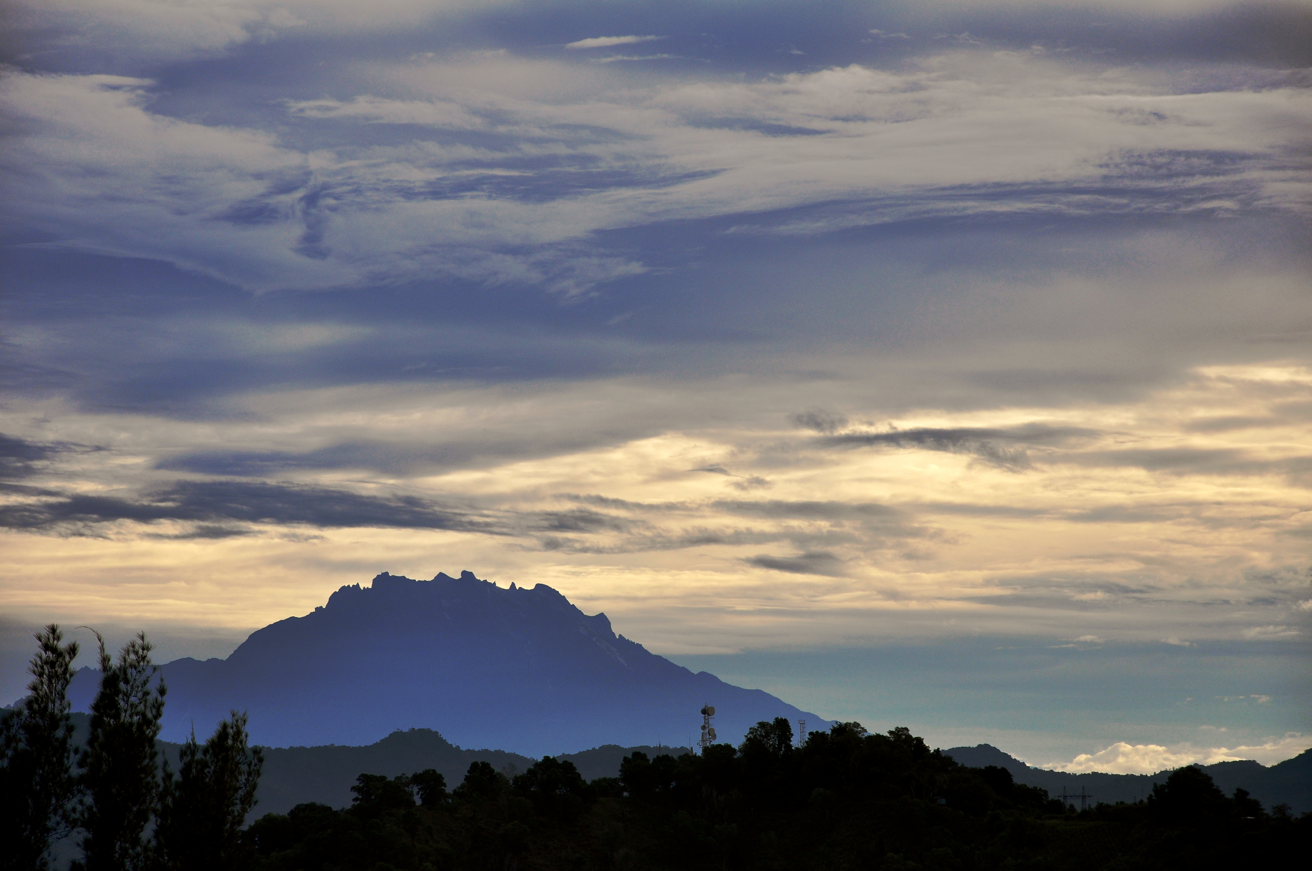 Berkas Mount  Kinabalu  on Cloudy Morning jpg Wikipedia 