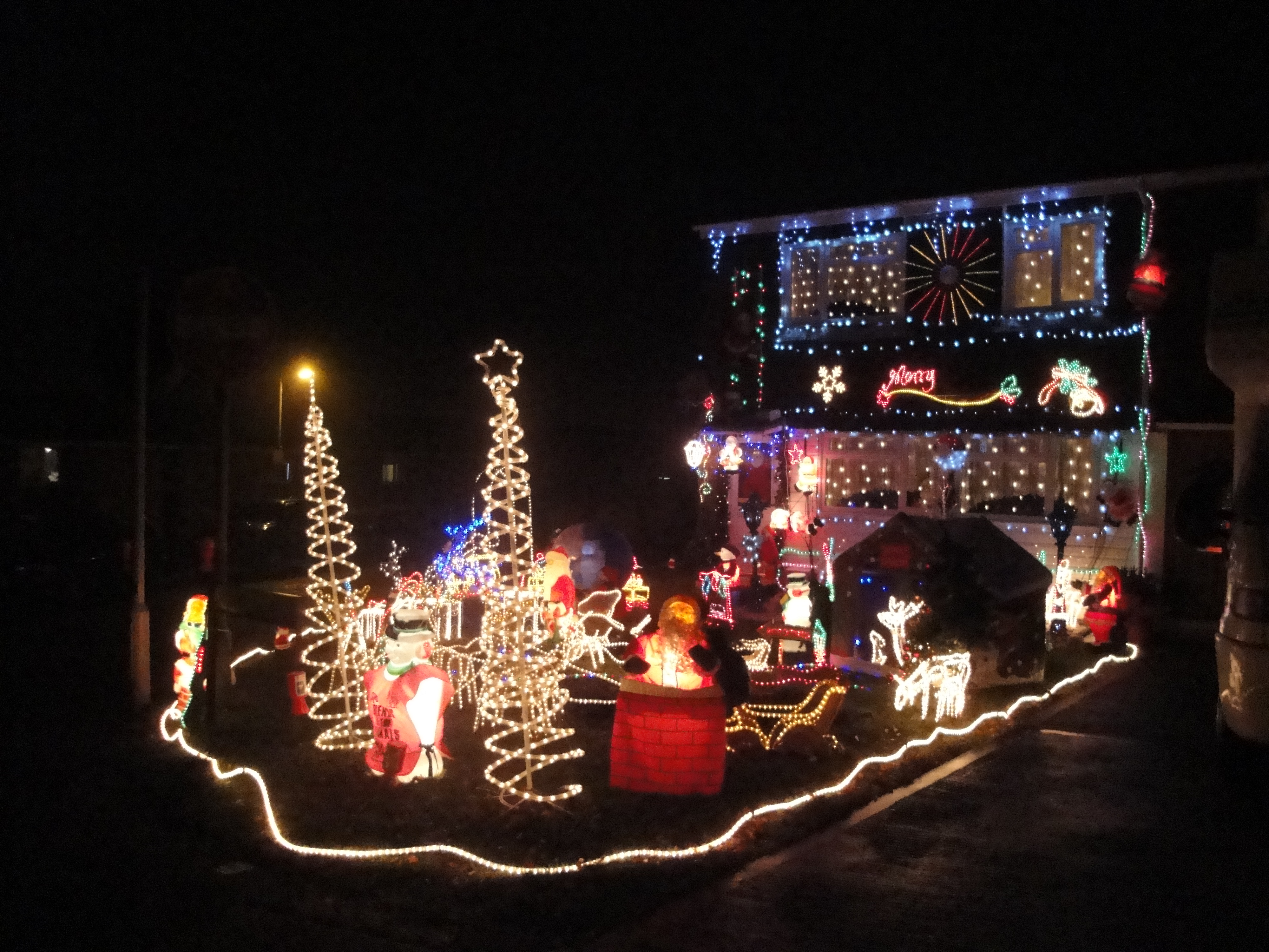 File:Newport Furrlongs bottom house Christmas decorations 