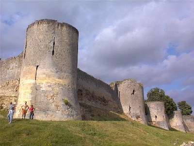 File:Photo Château-de-Coucy rempart 01.jpg