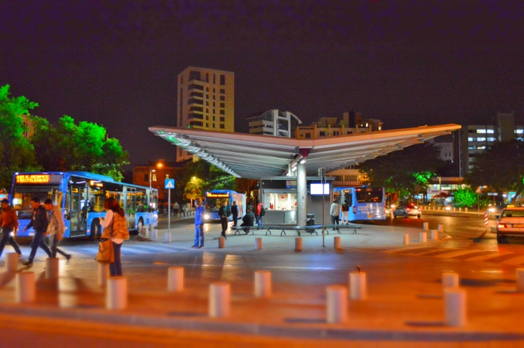 Urter Lederen dans File:Solomos square by night Nicosia Republic of Cyprus 2015.jpg -  Wikimedia Commons