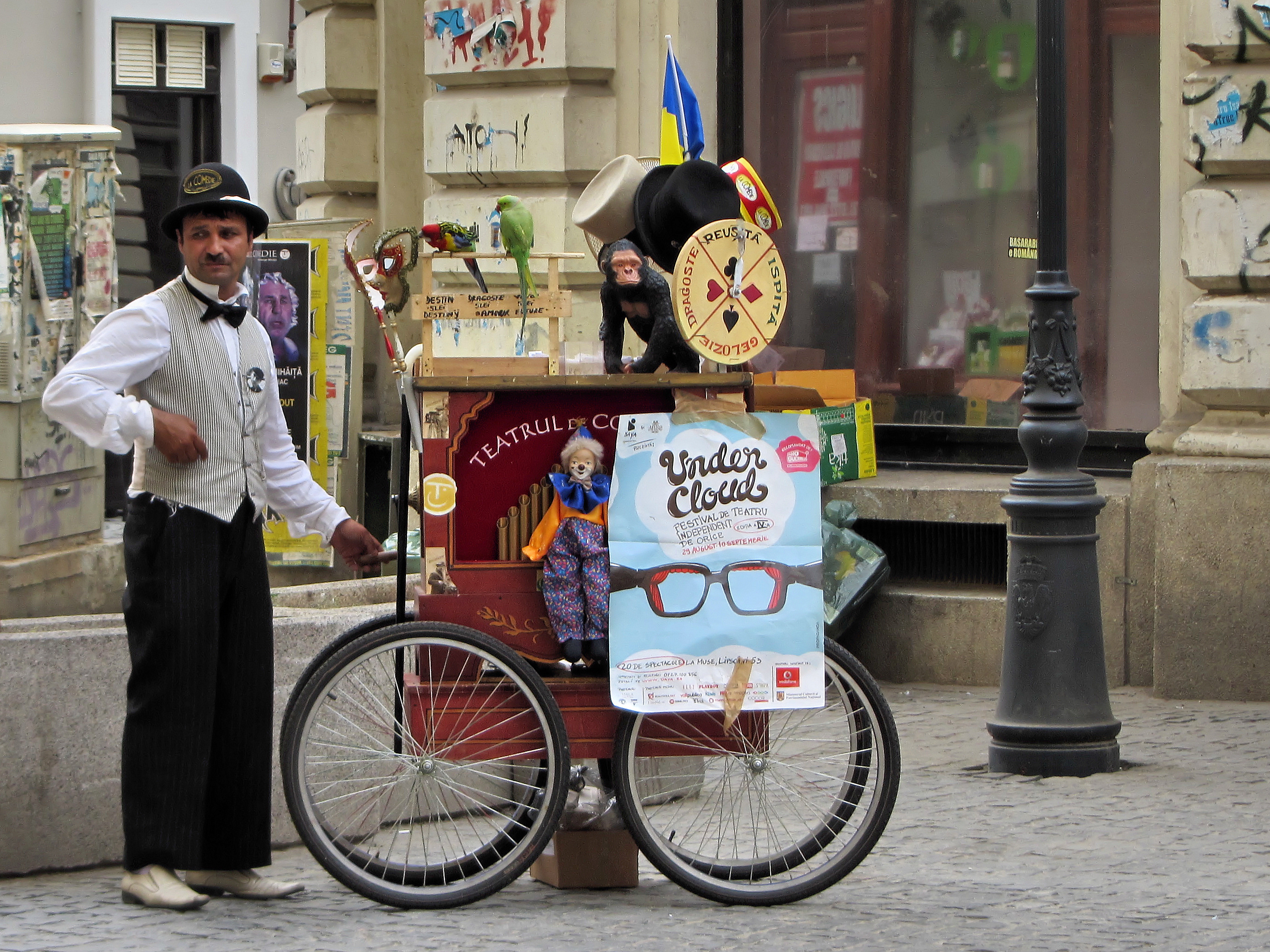 A_picturesque_fortune_teller_on_Lipscani_street.jpg