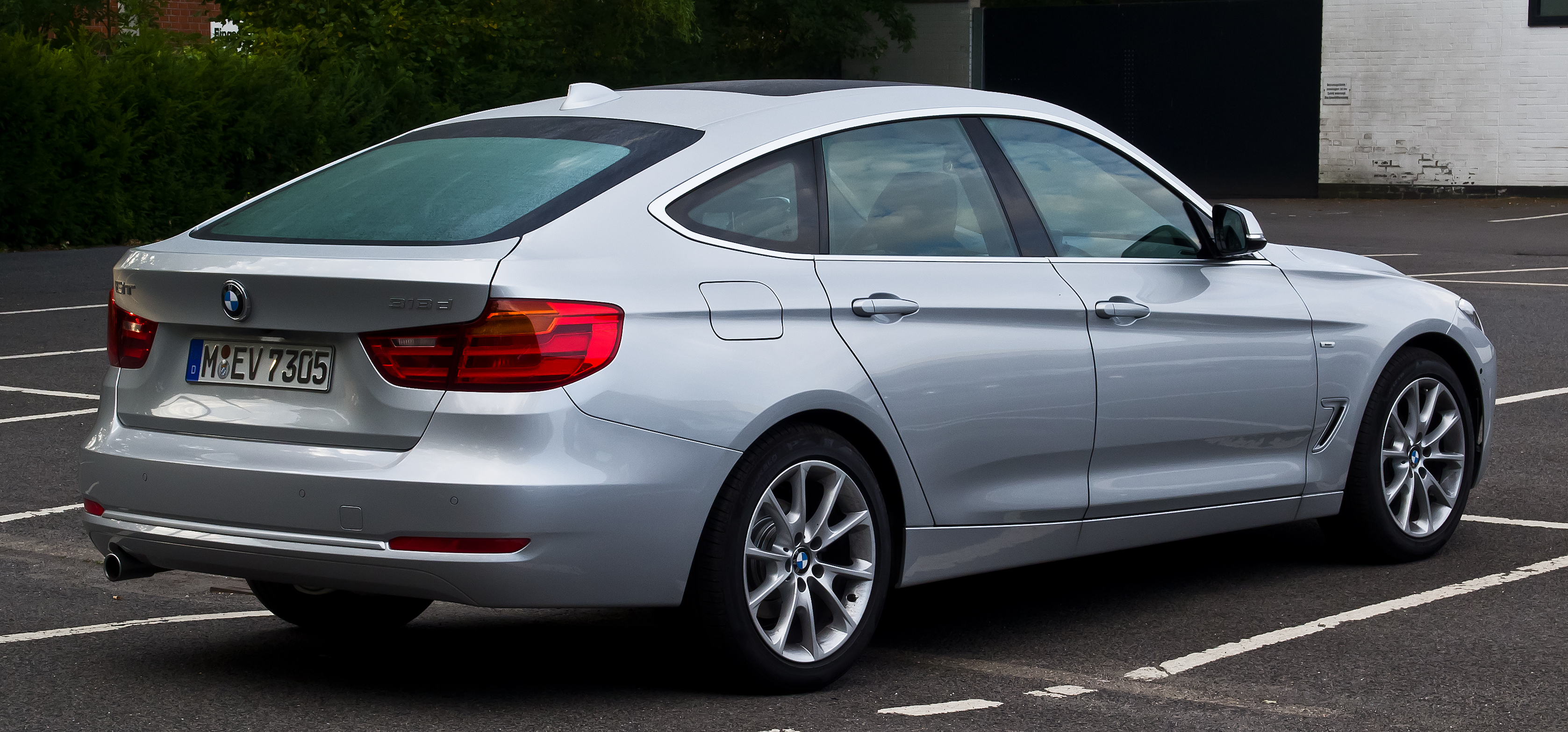 File:BMW 318d GT Modern Line (F34) – Heckansicht, 31. August 2013