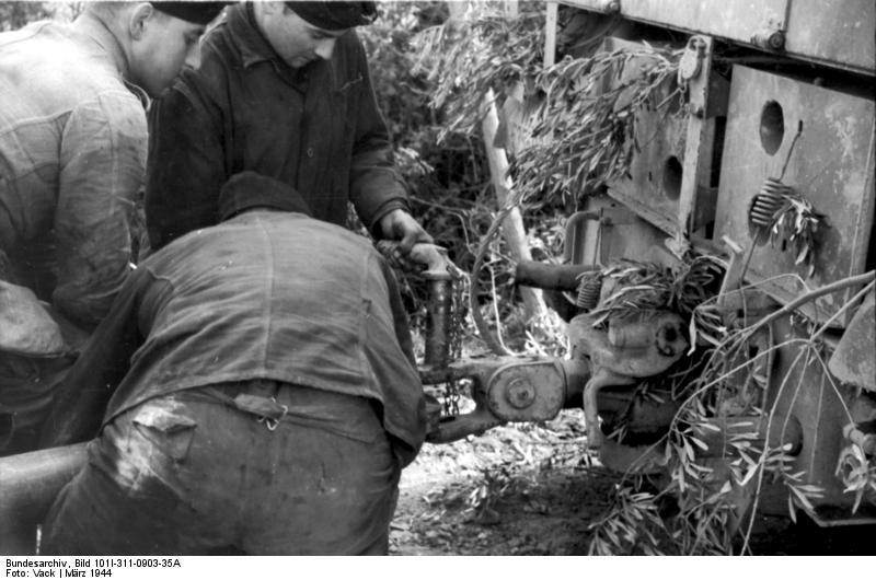 File:Bundesarchiv Bild 101I-311-0903-35A, Italien, Soldaten an Fahrzeug.jpg