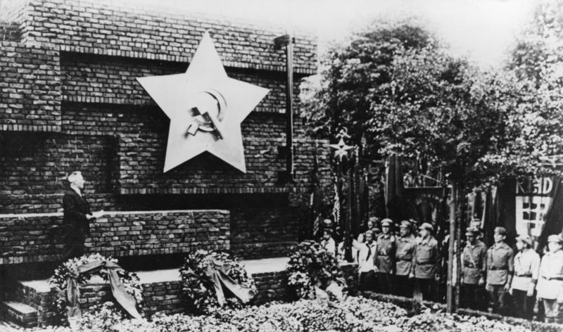 File:Bundesarchiv Bild 183-08783-0009, Berlin-Friedrichsfelde, Einweihung Gedenkstätte.jpg