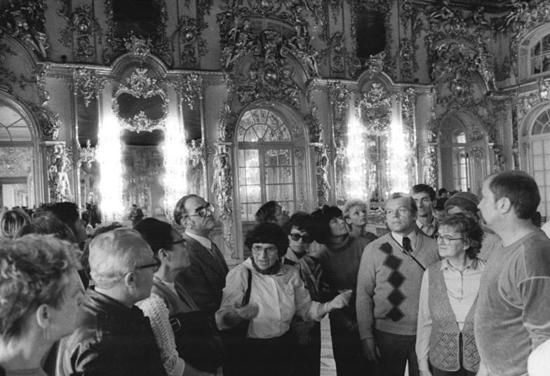 File:Bundesarchiv Bild 183-1985-1119-304, Leningrad, Passagiere des MS "Arkona" in Puschkin.jpg