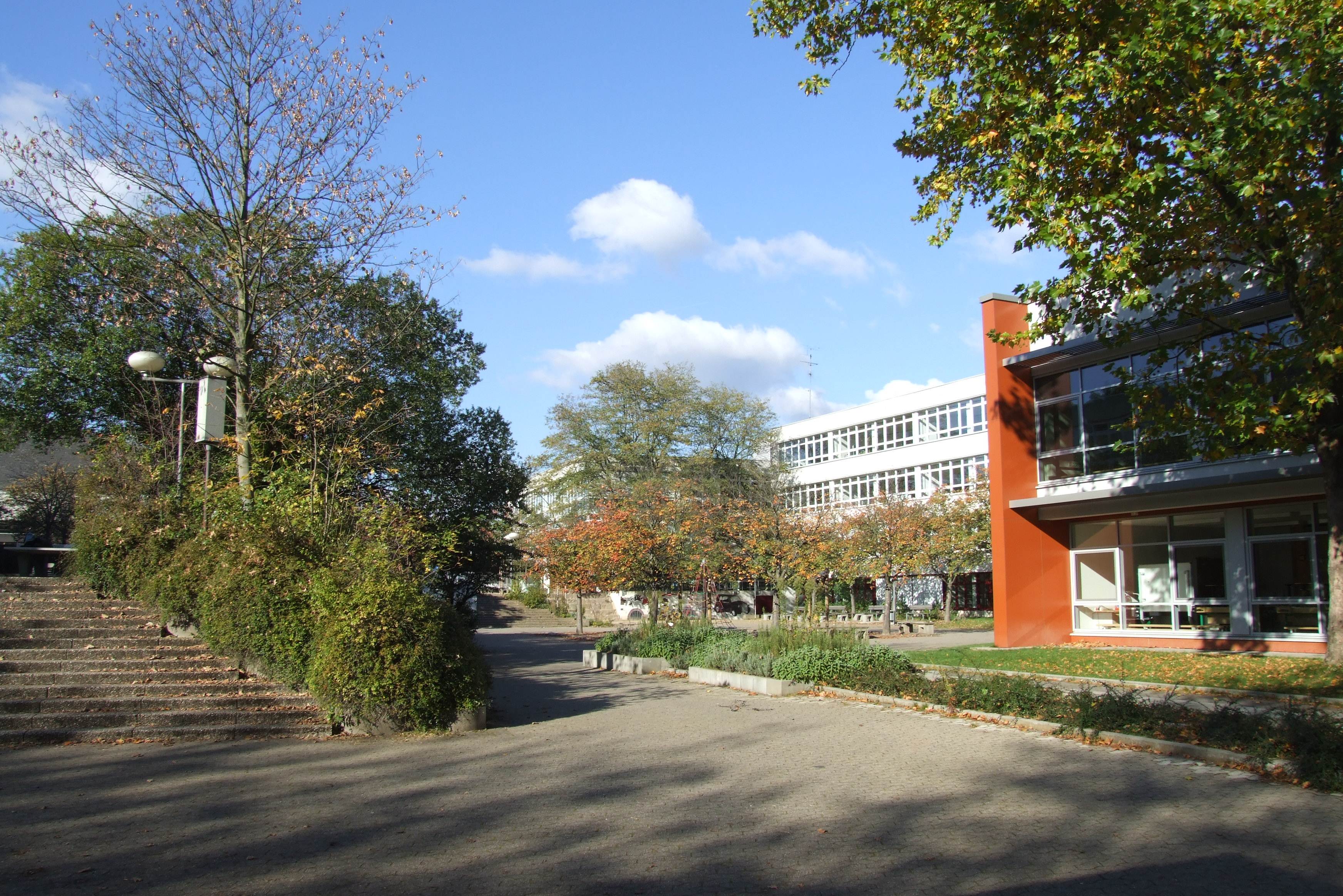 CJD Königswinter, Schulhof, A-Gebäude und Kreativhaus