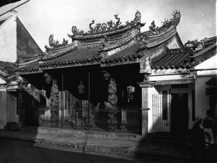 File:COLLECTIE TROPENMUSEUM De Chinese Tempel te Makassar op Celebes. TMnr 60013074.jpg