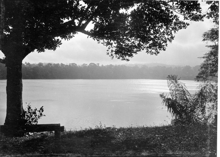 File:COLLECTIE TROPENMUSEUM Het meer van Klakah in het Idjen gebergte. TMnr 60002560.jpg