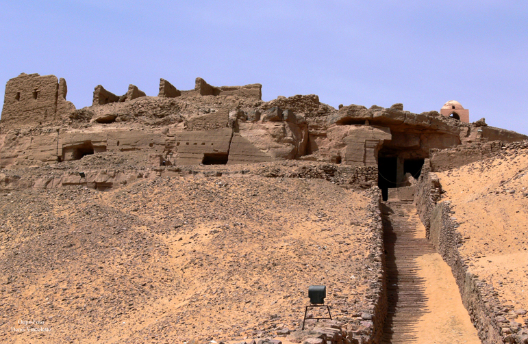 File:Cimetières des nobles - panoramio - youssef alam (1).jpg