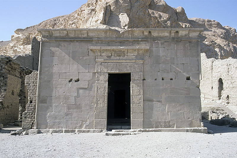 File:DeirMedinaTempleEntrance.jpg