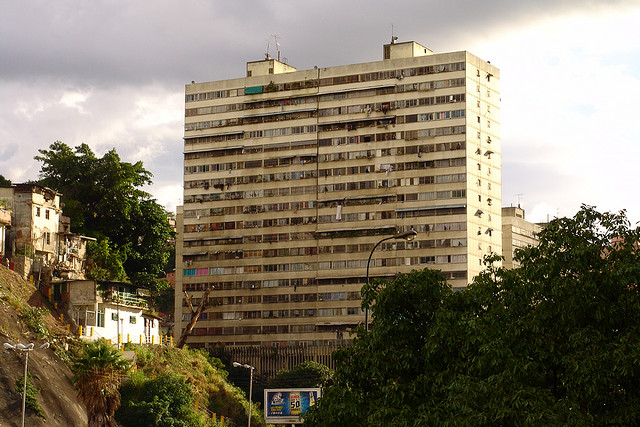 File:Edificación en Caracas, Vnzuela.jpeg