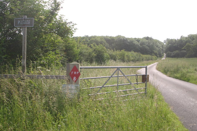 File:Estate Road into Geddington Chase - geograph.org.uk - 471558.jpg