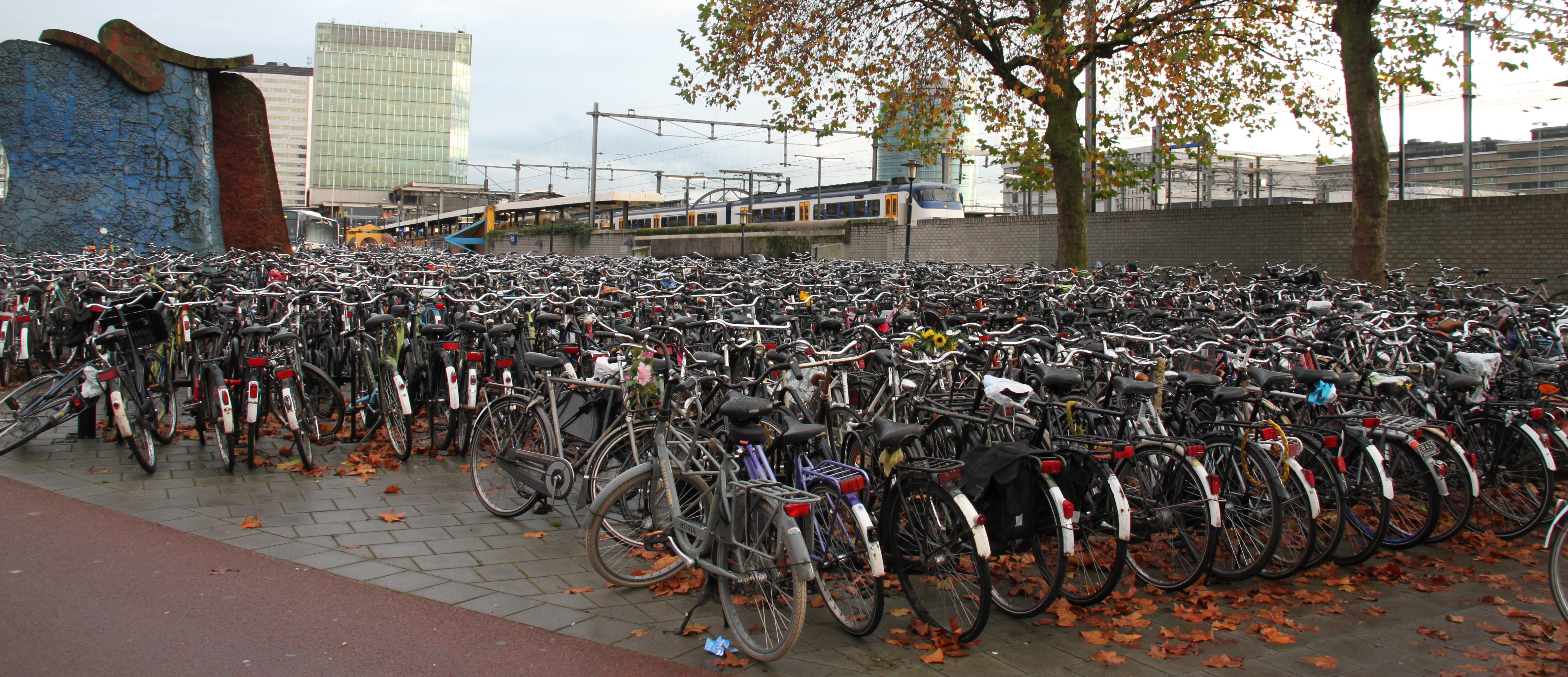 File:Fietsen Utrecht Centraal.jpg - Commons