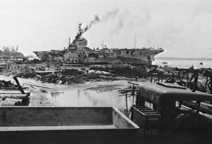 File:HMS Glory (R62) at Balikpapan Dec 1945.jpg