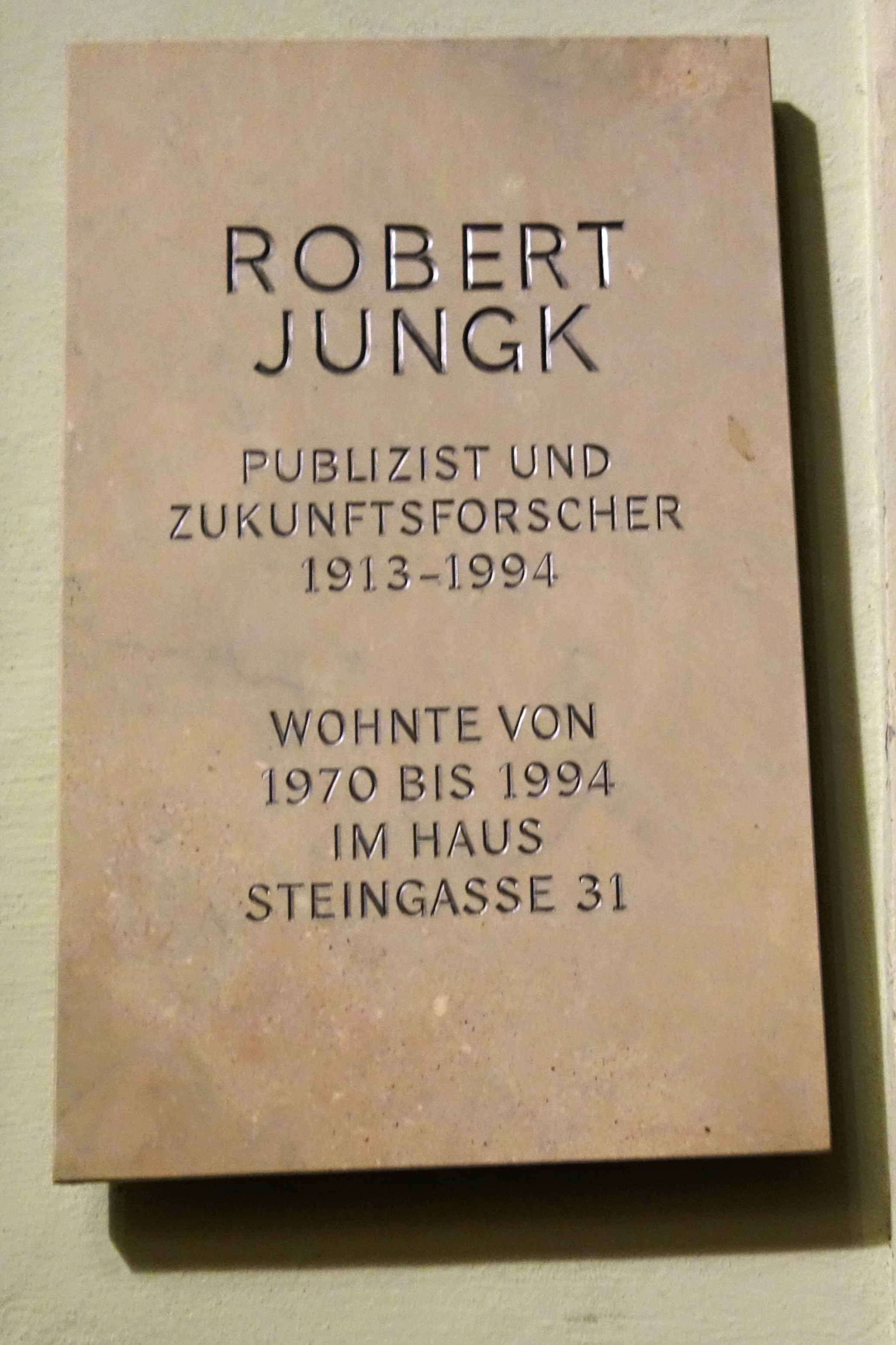 Erinnerungstafel an Robert Jungks Salzburger Wohnhaus, Steingasse 31