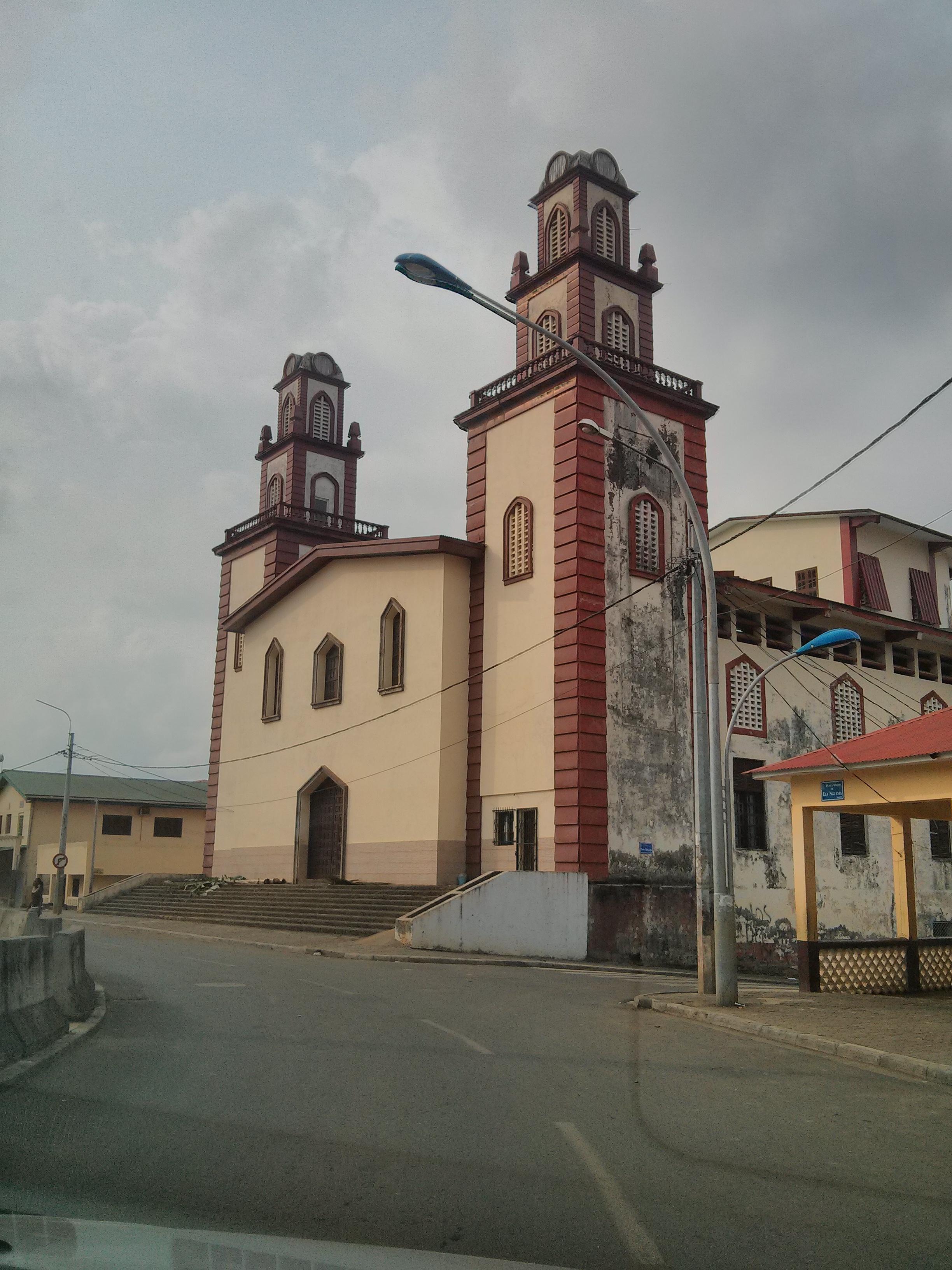 Die Kathedrale in Malabo. Die portugiesischen und spanischen Kolonialherren brachten auch ihren Glauben mit. Heute betreiben die Kirchen alle Schulen im Land.