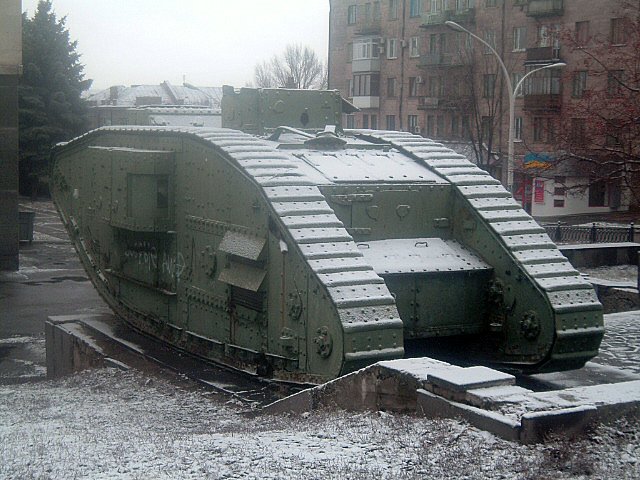 https://upload.wikimedia.org/wikipedia/commons/9/97/LG_British_tank_WWI_2.jpg