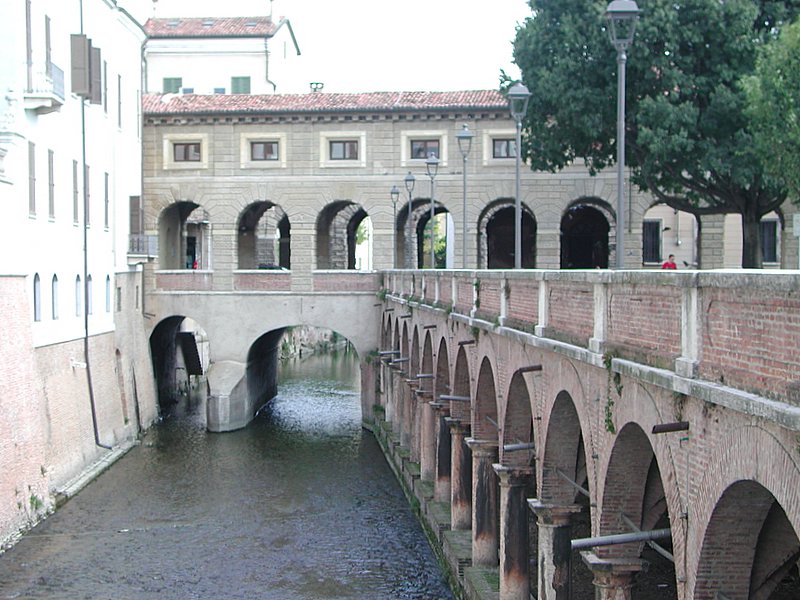 File:Loggia di Giulio Romana - Le Pescherie.JPG