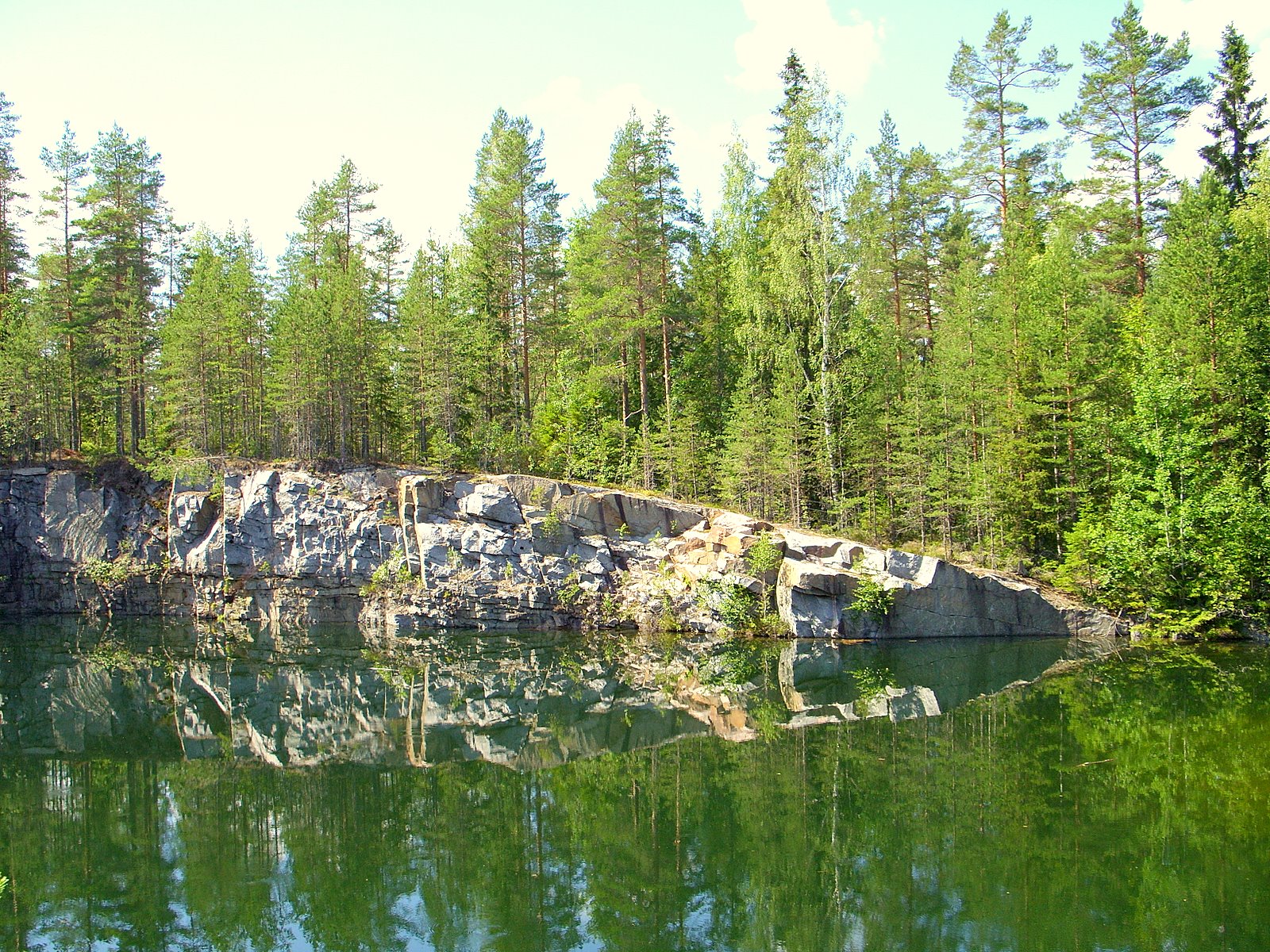 https://upload.wikimedia.org/wikipedia/commons/9/97/Murska_quarry_in_Ala-Koskue.JPG