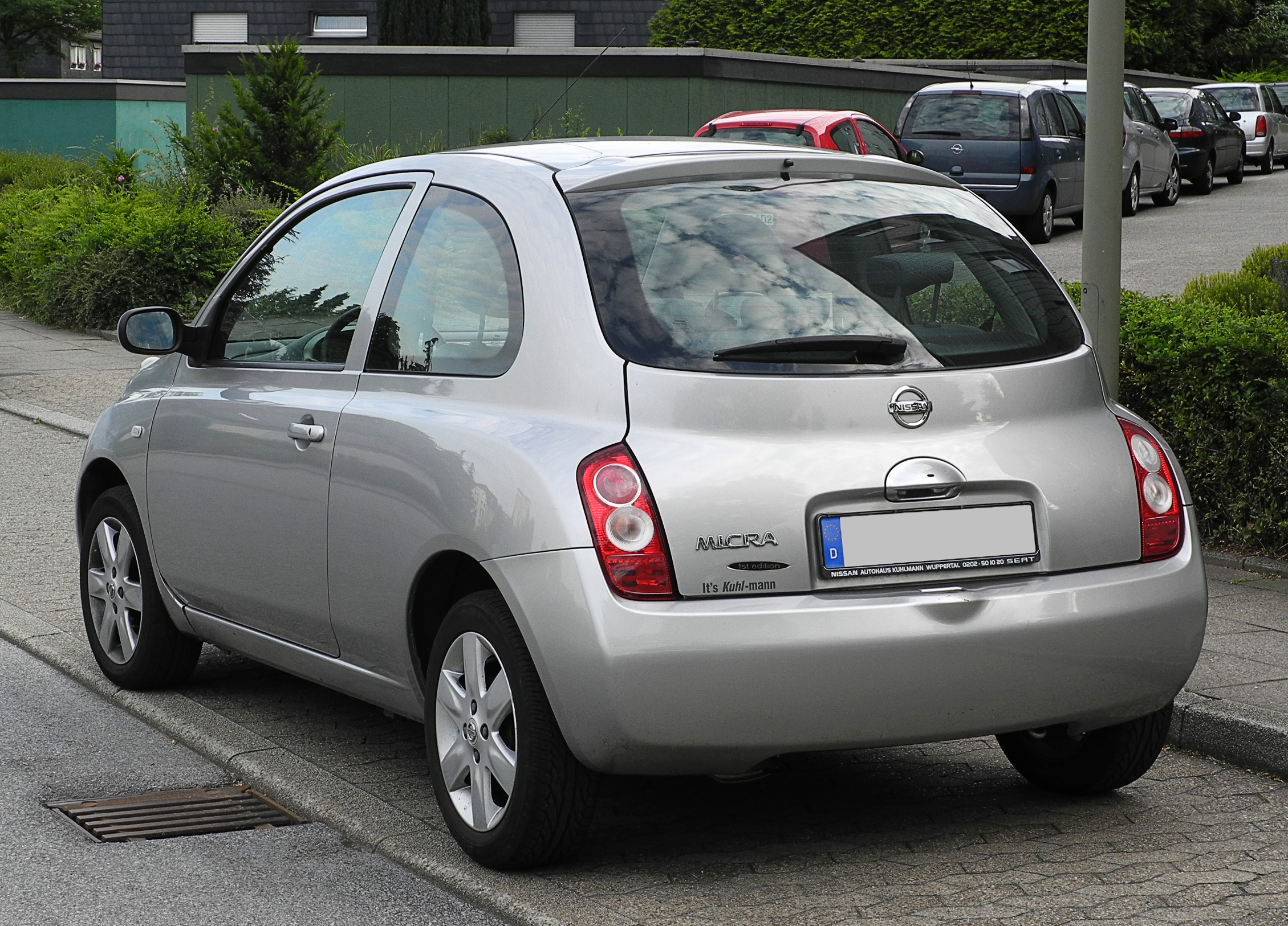 https://upload.wikimedia.org/wikipedia/commons/9/97/Nissan_Micra_1st_edition_%28K12%29_%E2%80%93_Heckansicht%2C_9._Juni_2011%2C_W%C3%BClfrath.jpg