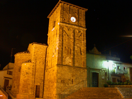 File:Santa Maria, vista notturna (Petacciato).jpg