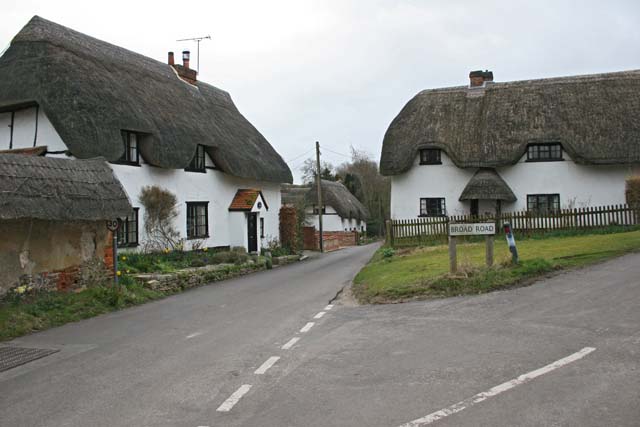 File:Thatched Cottages, Monxton - geograph.org.uk - 144750.jpg