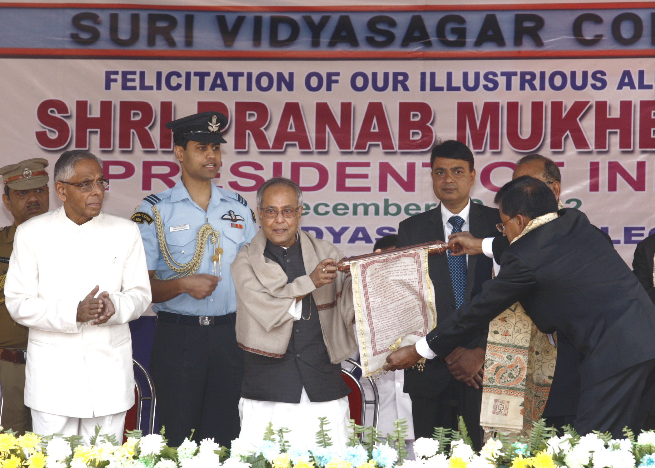 File:The President, Shri Pranab Mukherjee being greeted by 