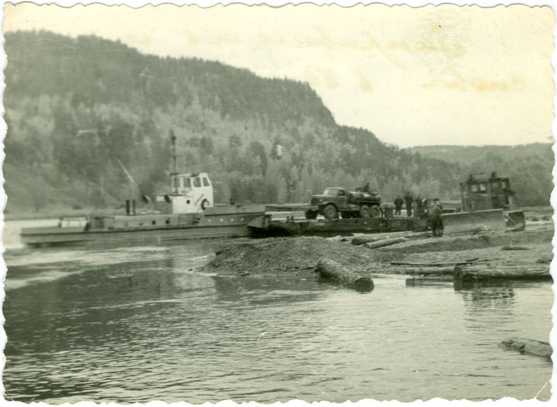 File:Timber rafting on the Biryusa River 2.jpeg