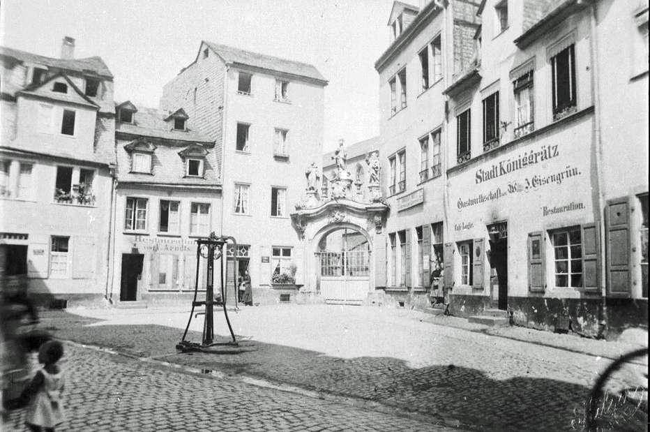 Wei%C3%9Fer_Gasse_Dominikanerkloster_Koblenz_1900.jpg