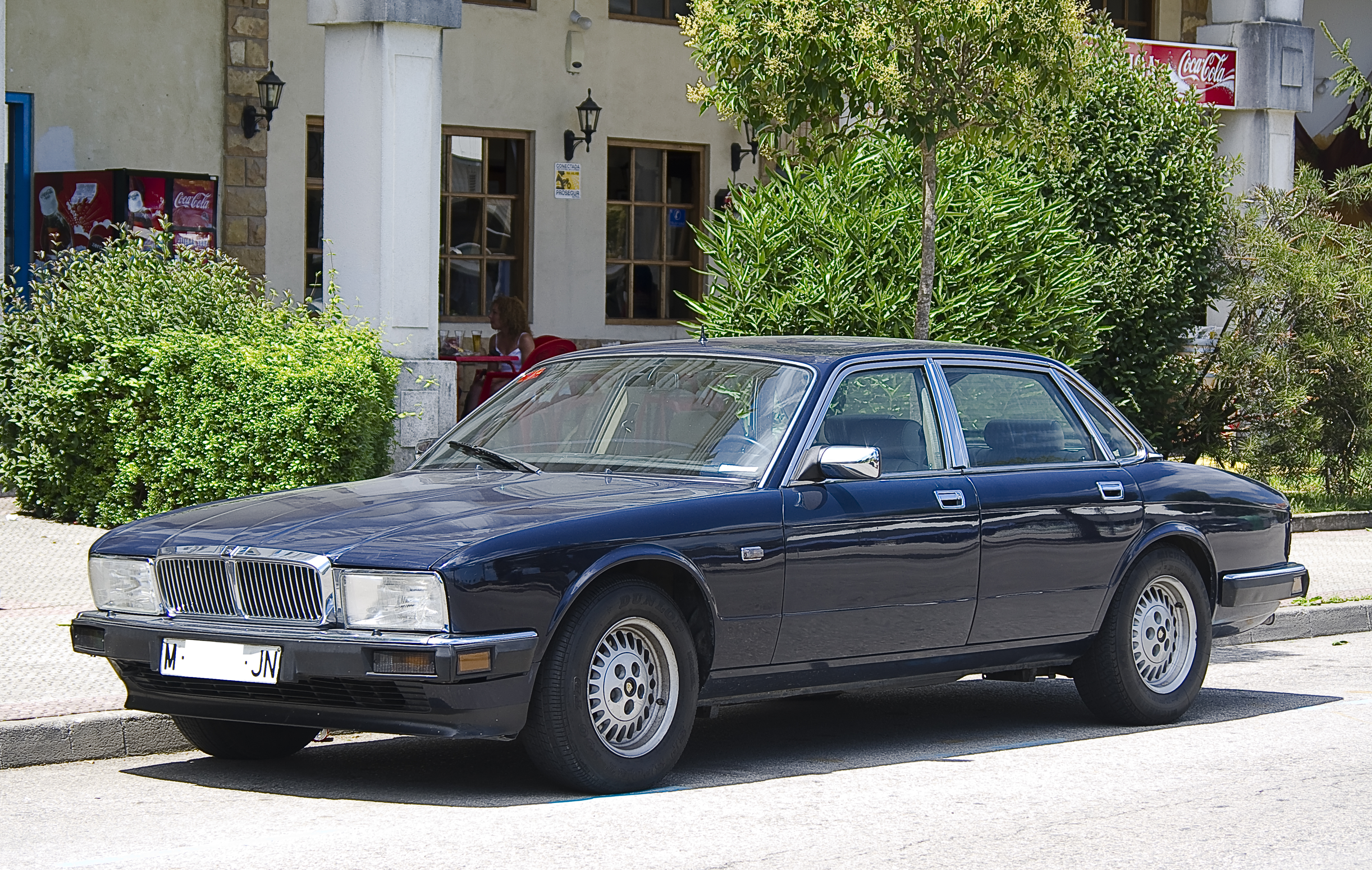 Jaguar XJ (XJ40) - Wikipedia