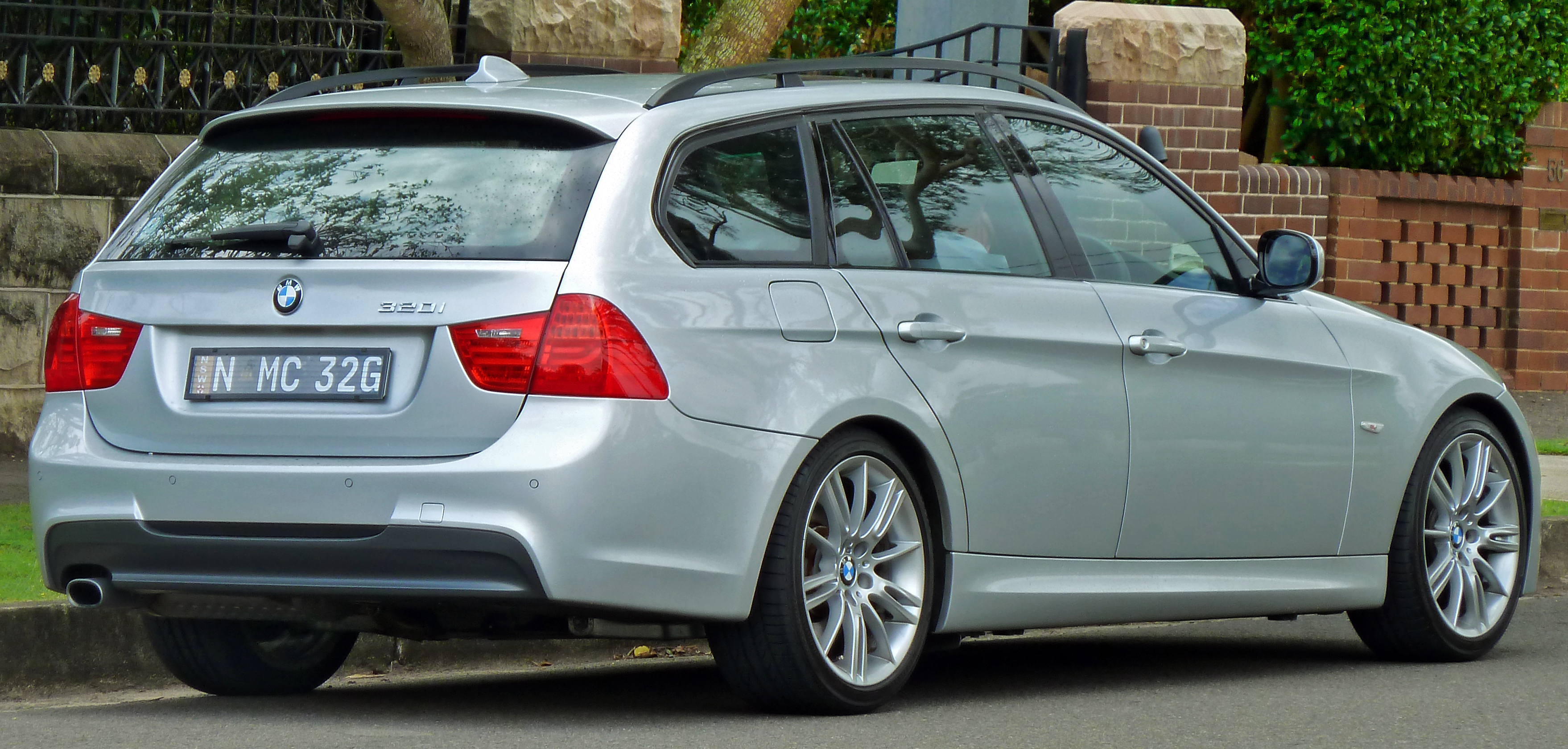 File:BMW 3er Touring E91 20090425 front.JPG - Wikimedia Commons