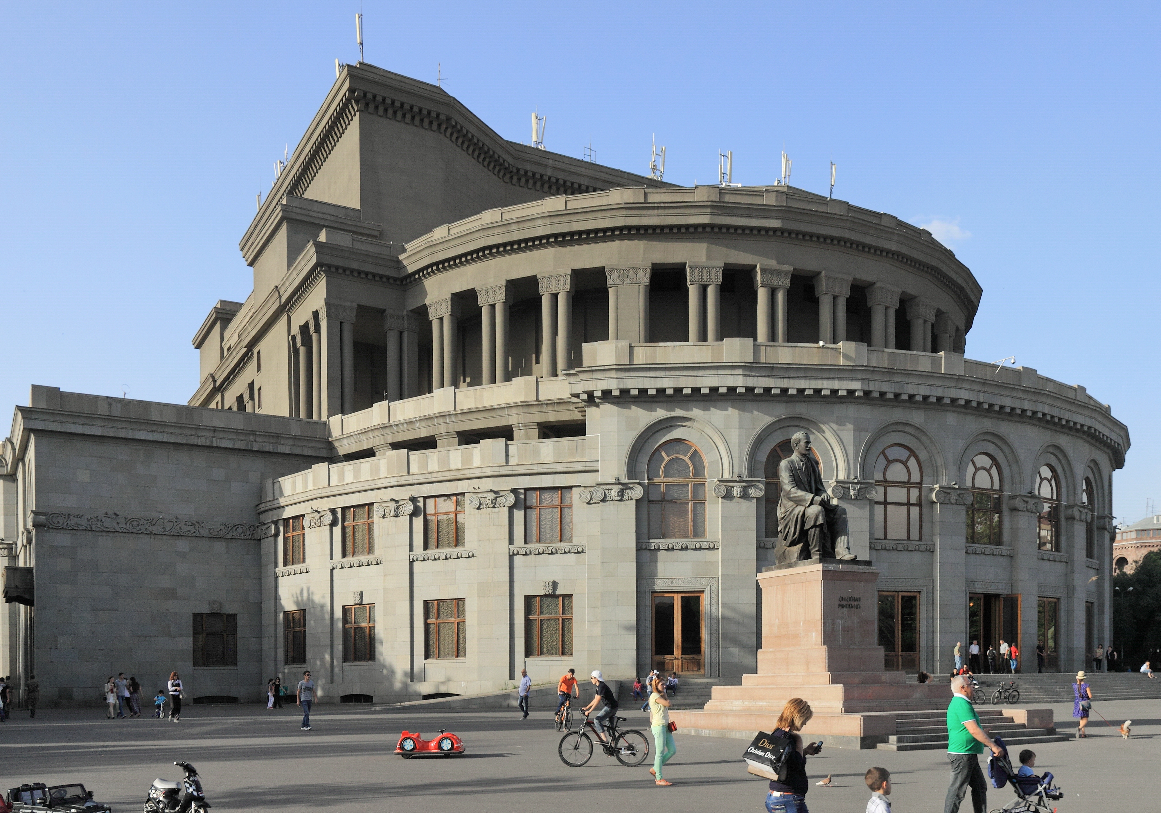 Театр балета ереван. Оперный театр Ереван. Театр Спендиарова Ереван. Ереван театр оперы Спендиарян.