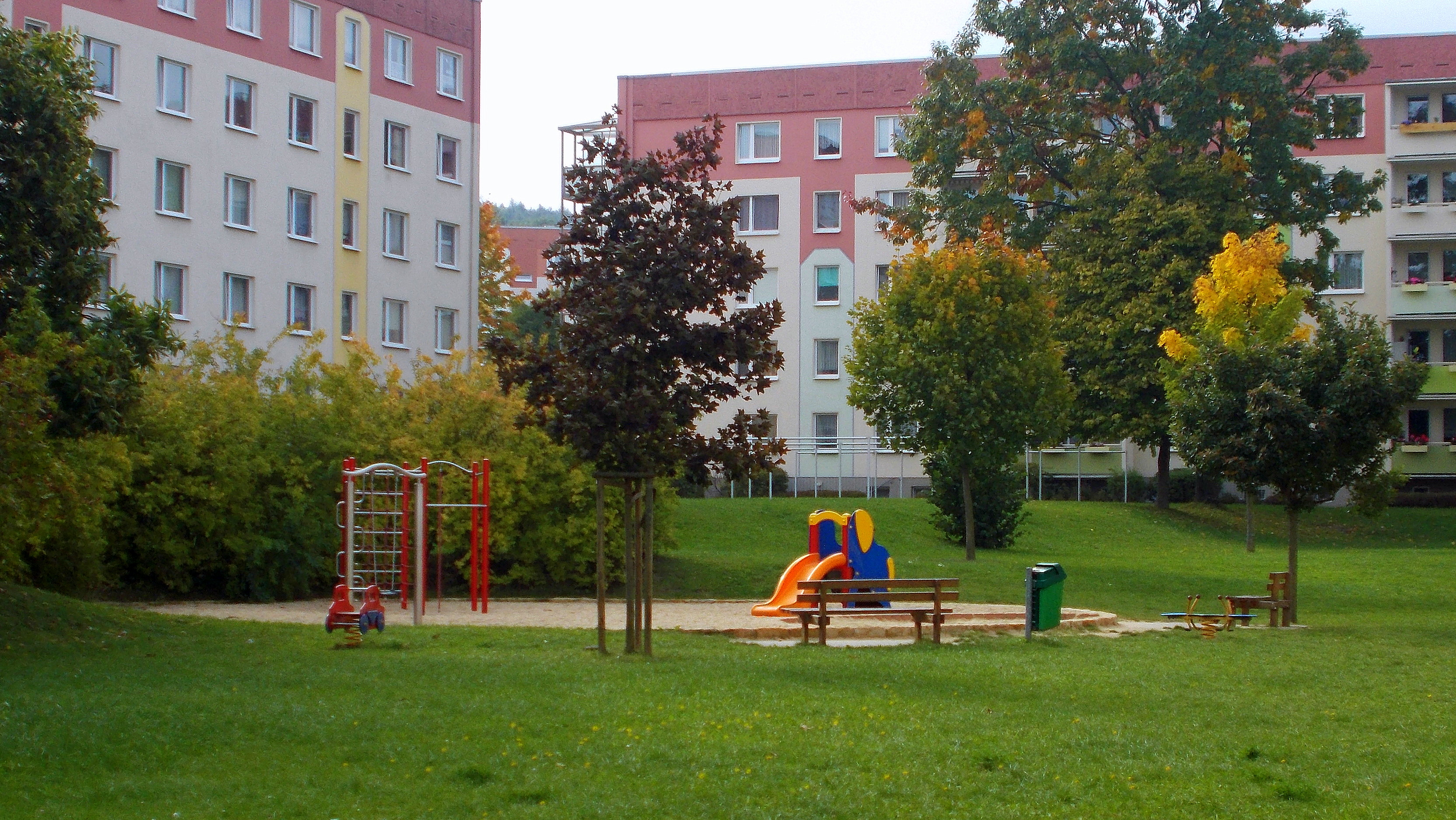 2015 Zauckerode Spielplatz Straße der Stahlwerker.JPG. 