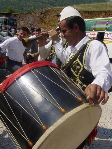 https://upload.wikimedia.org/wikipedia/commons/9/98/Albanian_drummer.jpg