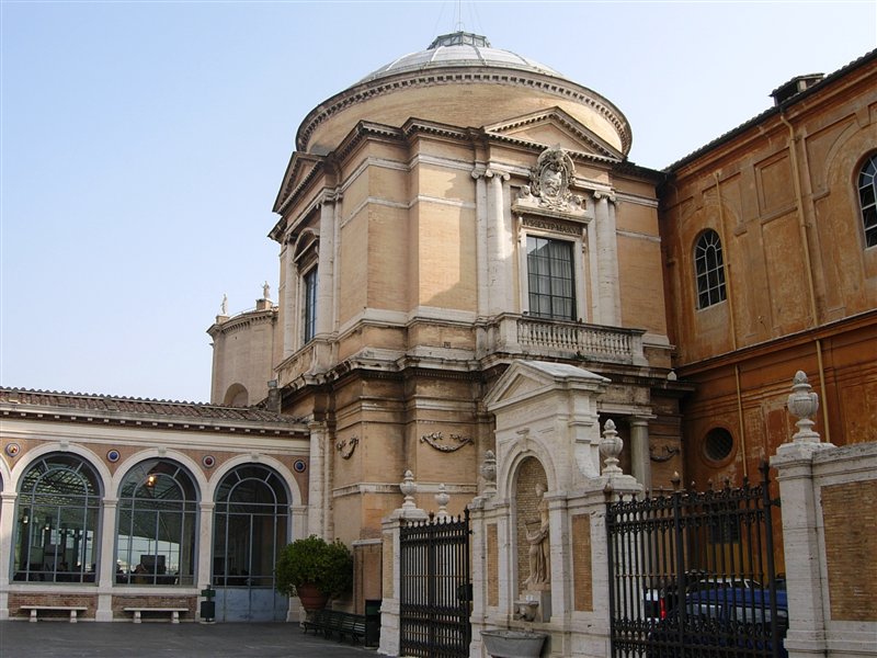 File:Atrio dei Quattro Cancelli, Musei Vaticani.jpg